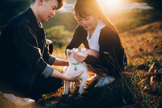 Đoan Trang c&ograve;n nhớ tin nhắn đầu ti&ecirc;n Văn T&ugrave;ng gửi với nội dung: &ldquo;Anh nhắn cho m&igrave;nh l&agrave; giả bộ thả th&iacute;nh, m&agrave; thời điểm đ&oacute; m&igrave;nh cực kỳ gh&eacute;t kiểu nhắn tin n&agrave;y. Thế m&agrave; kh&ocirc;ng hiểu sao lại n&oacute;i chuyện với nhau nhiều thế nữa&rdquo;.