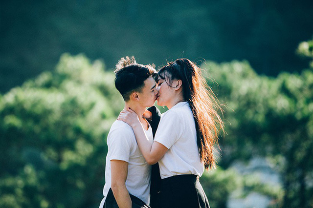 Trang chia sẻ: &ldquo;Anh c&oacute; hẹn m&igrave;nh đi chơi nhiều lần nhưng m&igrave;nh cứ chối từ th&ocirc;i. Sau đ&oacute; anh c&oacute; rủ đi xem phim đ&uacute;ng h&ocirc;m m&igrave;nh đang ch&aacute;n n&ecirc;n đồng &yacute; đi c&ugrave;ng. V&agrave;o rạp chiếu phim th&igrave; anh cứ đưa bỏng ng&ocirc; cho m&igrave;nh, tự nhi&ecirc;n thấy anh n&agrave;y cũng dễ thương chứ kh&ocirc;ng đ&aacute;ng gh&eacute;t như m&igrave;nh nghĩ&rdquo;.