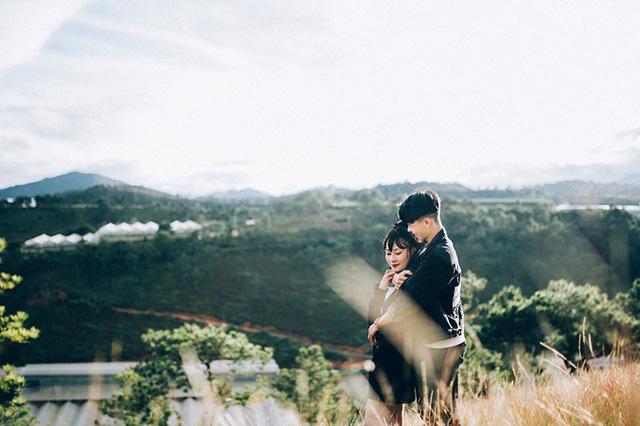 Cả hai c&ugrave;ng y&ecirc;u Đ&agrave; Lạt n&ecirc;n chọn nơi đ&acirc;y để ghi dấu ấn kỉ niệm t&igrave;nh y&ecirc;u đ&ocirc;i lứa.