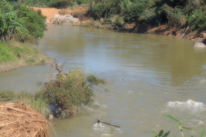 L&ograve;ng hồ thủy điện Đức Nh&acirc;n t&iacute;ch nước l&agrave;m 3 con b&ograve; v&agrave; 1 con tr&acirc;u của người d&acirc;n chết ch&igrave;m.