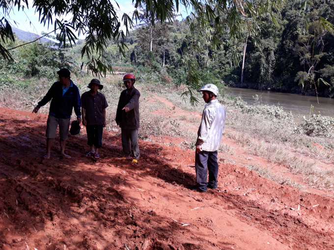 H&agrave;ng trăm tấn c&agrave; ph&ecirc; đ&atilde; thu chưa thể vận chuyển ra ngo&agrave;i để phơi của d&acirc;n v&igrave; nước ngập đường đi của d&acirc;n.
