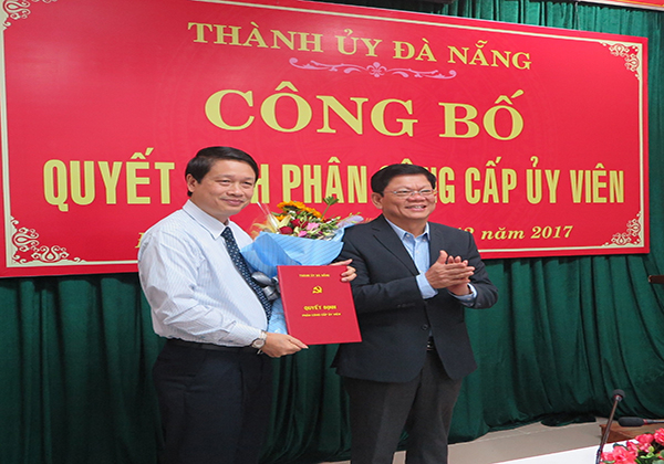 &Ocirc;ng Ng&ocirc; Xu&acirc;n Thắng (tr&aacute;i) được giới thiệu để Ban chấp h&agrave;nh LĐLĐ th&agrave;nh phố bầu l&agrave;m Chủ tịch LĐLĐ th&agrave;nh phố nhiệm kỳ 2013 - 2018. Ảnh: Dangbodanang.