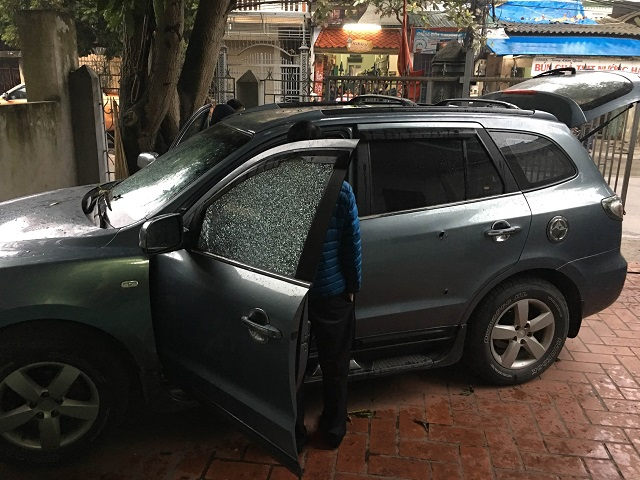 Chiếc xe &ocirc; t&ocirc; của vợ anh Ki&ecirc;n đỗ trong s&acirc;n nh&agrave; d&iacute;nh nhiều vết đạn tr&ecirc;n th&acirc;n v&agrave; k&iacute;nh xe.