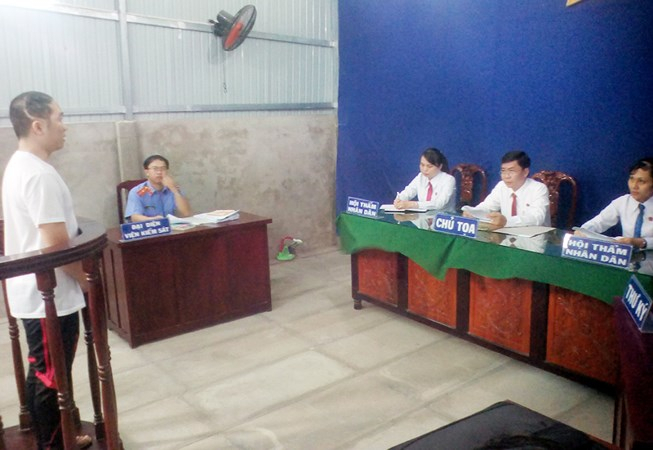 Bị c&aacute;o B&ugrave;i Văn Chế Thanh tại phi&ecirc;n t&ograve;a. (Ảnh: b&aacute;o Ph&aacute;p luật TP HCM)