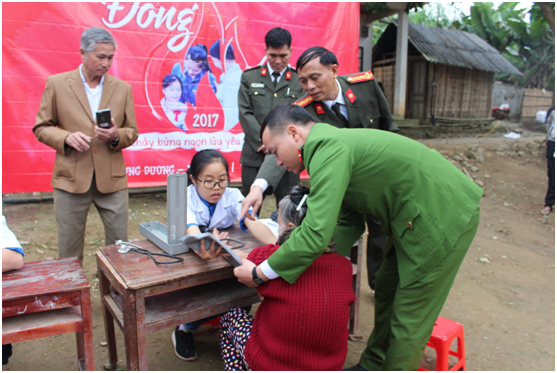 Đại t&aacute; Nguyễn Văn Th&agrave;nh, Gi&aacute;m đốc Bệnh viện C&ocirc;ng An tỉnh Nghệ An gi&aacute;m s&aacute;t việc kh&aacute;m bệnh cho người d&acirc;n.
