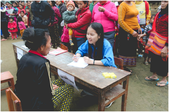 C&aacute;c bạn TNV viết giấy đăng k&iacute; kh&aacute;m bệnh cho người d&acirc;n.