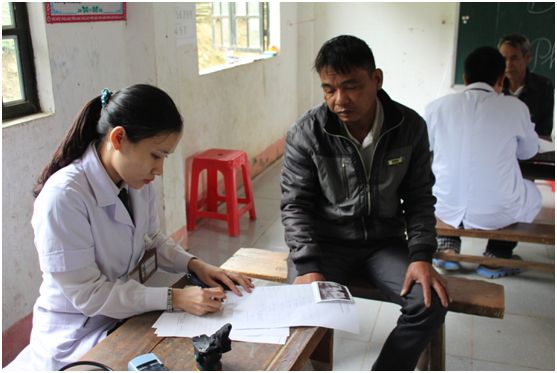 Đo&agrave;n b&aacute;c sĩ đang kh&aacute;m tổng qu&aacute;t cho c&aacute;c cụ gi&agrave; ở x&atilde; Lượng Minh.