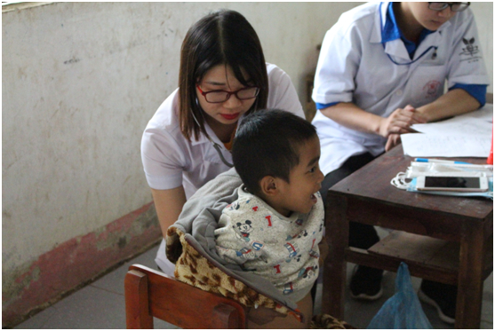 Đo&agrave;n b&aacute;c sĩ đang kh&aacute;m tổng qu&aacute;t cho c&aacute;c em nhỏ ở x&atilde; Lượng Minh.