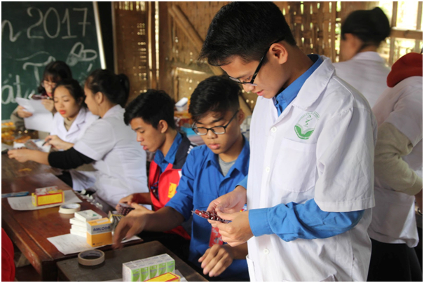 Đo&agrave;n dược sĩ cấp ph&aacute;t thuốc cho c&aacute;c bệnh nh&acirc;n.