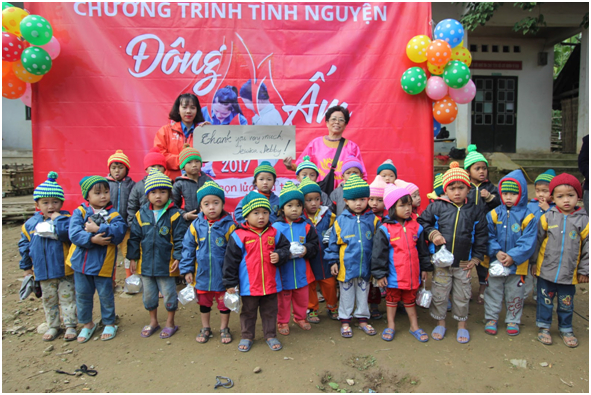 &ldquo;Đ&ocirc;ng Ấm 2017&rdquo; trao tặng những m&oacute;n qu&aacute; cho c&aacute;c em nhỏ.