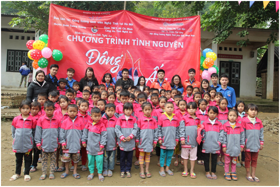 &ldquo;Đ&ocirc;ng Ấm 2017&rdquo; đ&atilde; ch&iacute;nh thức kh&eacute;p lại chặng h&agrave;nh tr&igrave;nh của m&igrave;nh, nhưng dư &acirc;m của n&oacute; th&igrave; vẫn lu&ocirc;n c&ograve;n m&atilde;i. &ldquo;Đ&ocirc;ng Ấm 2017&rdquo; &nbsp;sẽ l&agrave; những hương vị ấm &aacute;p lắng đọng trong l&ograve;ng những b&agrave; con v&ugrave;ng cao, l&agrave; &nbsp;những tia hy vọng s&aacute;ng ngời trong &aacute;nh mắt trẻ nhỏ, v&agrave; l&agrave; những nhiệt huyết như ngọn lửa b&ugrave;ng ch&aacute;y trong tr&aacute;i tim những b&oacute;ng t&igrave;nh nguyện xanh. Sự th&agrave;nh c&ocirc;ng của &ldquo;Đ&ocirc;ng Ấm 2017&rdquo; ch&iacute;nh l&agrave; động lực mạnh mẽ, th&ocirc;i th&uacute;c những th&agrave;nh c&ocirc;ng mới, những bước đột ph&aacute; hơn nữa trong m&ugrave;a &ldquo;Đ&ocirc;ng Ấm&rdquo; của những năm sau&hellip;