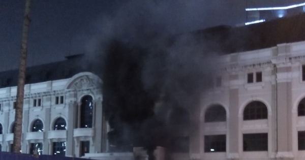 Trạm điện phát nổ, nhà hát hủy show, khán giả ra về trong hoảng loạn