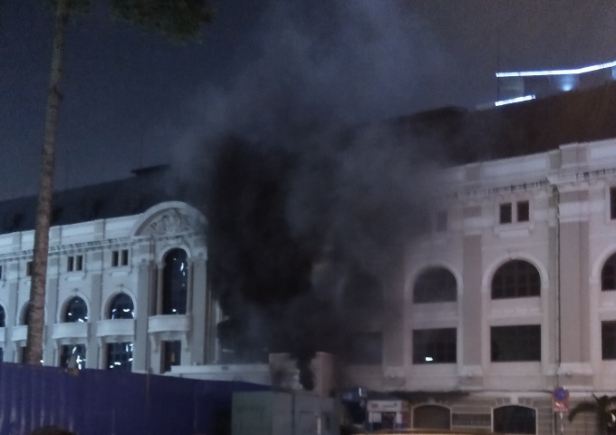 Cột kh&oacute;i đen bốc l&ecirc;n nghi ng&uacute;t khiến cho h&agrave;ng trăm kh&aacute;n giả một phen hoảng loạn.