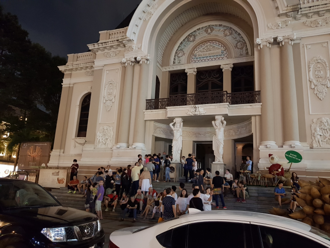 Nhiều người ra về m&agrave; kh&ocirc;ng xem được chương tr&igrave;nh.