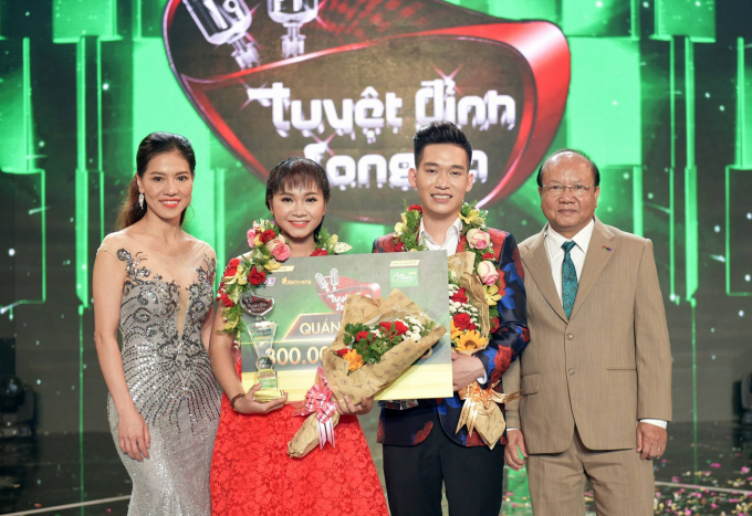 Đ&agrave;m Vĩnh Hưng đưa học tr&ograve; từng bị Ngọc Sơn loại th&agrave;nh qu&aacute;n qu&acirc;n