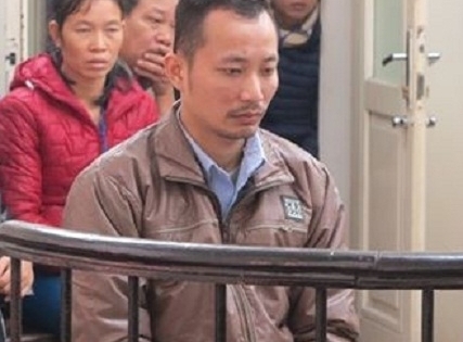 Con 8 tháng tuổi bị 2 "ma men" đánh, bố rút dao đâm liên tiếp hai người tử vong