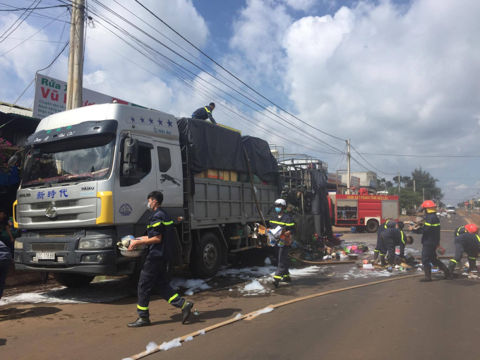 Hiện trường vụ ch&aacute;y xe tải chở h&agrave;ng hội chợ.