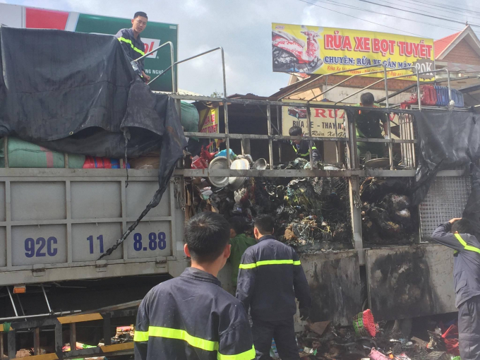 Đ&aacute;m ch&aacute;y đ&atilde; được khống chế nhưng thiệt hại h&agrave;ng h&oacute;a cả 100 triệu đồng