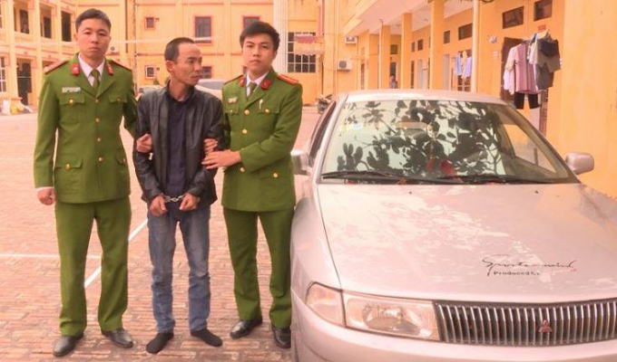 Đối tượng Vũ Quốc Hưng c&ugrave;ng chiếc xe d&ugrave;ng vận chuyển ma t&uacute;y.