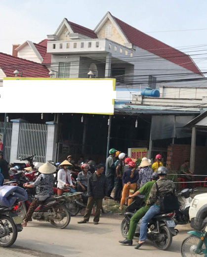 Hiện trường nơi xảy ra vụ &aacute;n khiến đ&ocirc;ng người t&ograve; m&ograve; đến xem.