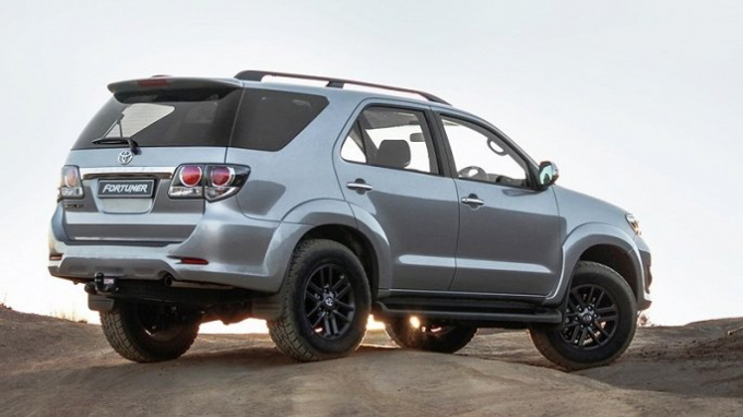 Sang đầu th&aacute;ng 12, nhu cầu mua xe tăng mạnh v&agrave; cũng l&agrave; chất x&uacute;c t&aacute;c khiến gi&aacute; b&aacute;n của Fortuner tại đại l&yacute; bị đẩy l&ecirc;n cao hơn. Đặc biệt c&aacute;c phi&ecirc;n bản 4x2 gần như ch&aacute;y h&agrave;ng, trong khi bản 4x4 vẫn c&ograve;n ở một số nơi nhưng &iacute;t v&agrave; kh&ocirc;ng đủ m&agrave;u.