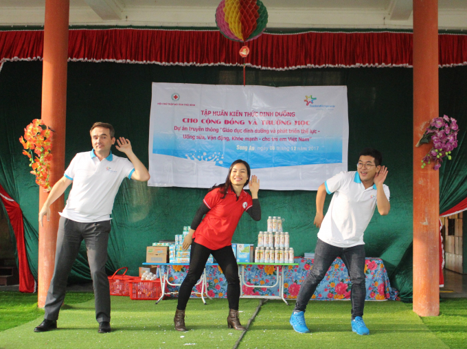 Trẻ mầm non x&atilde; Song An (tỉnh Th&aacute;i B&igrave;nh) được hướng dẫn c&aacute;ch vận động hợp l&yacute;.