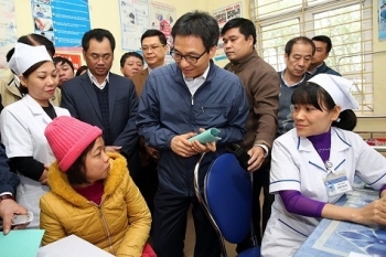 Phó Thủ tướng Vũ Đức Đam thăm trạm y tế tại Thái Nguyên