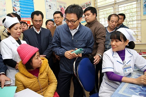 Ph&oacute; Thủ tướng Vũ Đức Đam thăm trạm y tế tại Th&aacute;i Nguy&ecirc;n