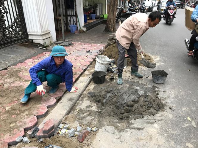 Nhiều tuyến phố tr&ecirc;n địa b&agrave;n c&aacute;c quận của H&agrave; Nội triển khai l&aacute;t lại vỉa h&egrave; bằng đ&aacute; tự nhi&ecirc;n thay v&igrave; gạch như trước đ&acirc;y. Tuy nhi&ecirc;n, vỉa h&egrave; l&aacute;t chưa được bao l&acirc;u đ&atilde; xuống cấp nghi&ecirc;m trọng, thế n&ecirc;n Chủ tịch UBND TP H&agrave; Nội y&ecirc;u cầu Thanh tra TP H&agrave; Nội trong th&aacute;ng 12 phải b&aacute;o c&aacute;o kiểm tra, l&agrave;m r&otilde; chất lượng l&aacute;t đ&aacute; tự nhi&ecirc;n tại vỉa h&egrave; c&aacute;c tuyến đường.&nbsp;Trong thời gian đợi thanh tra, h&agrave;ng chục tuyến vỉa h&egrave; trong t&igrave;nh trạng nham nhở.