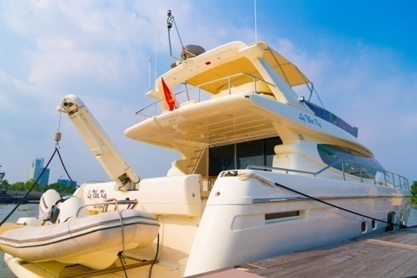 Lý Nhã Kỳ tổ chức tri&ecirc;̉n lãm kim cương tr&ecirc;n du thuy&ecirc;̀n tri&ecirc;̣u đ&ocirc;