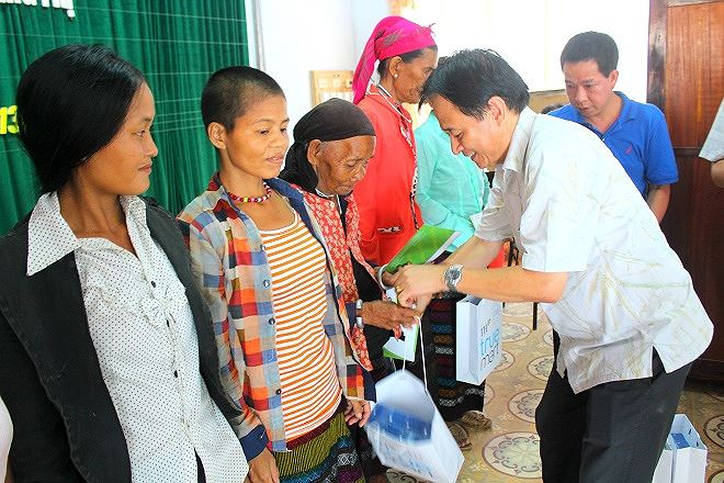 &Ocirc;ng Vũ Ho&agrave;ng Diệp, Ph&oacute; Tổng Bi&ecirc;n tập B&aacute;o PLVN trao qu&agrave; tại L&acirc;m Đồng.