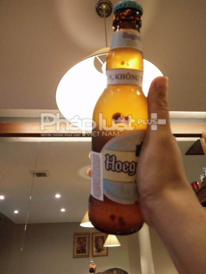 Những chấm tr&ograve;n m&agrave;u n&acirc;u b&aacute;m tr&ecirc;n th&agrave;nh chai bia Hoegaarden m&agrave; nh&agrave; nhập khẩu v&agrave; ph&acirc;n phối cho l&agrave;