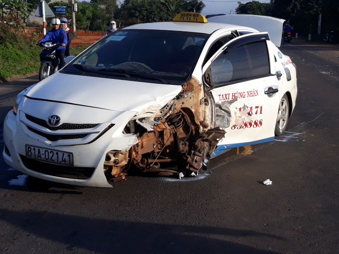 Chiếc xe taxi bị văng b&aacute;nh v&agrave; m&oacute;p một b&ecirc;n phần đầu.