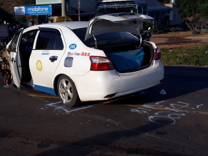 Ph&aacute;o lậu được để trong cốp xe v&agrave; trong xe.