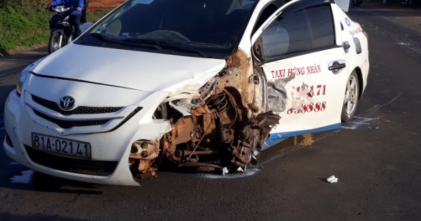 Kon Tum: CSGT Giao thông tỉnh chặn bắt xe taxi chở 6 bao pháo lậu