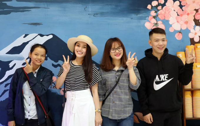 Ngọc nữ Bolero vui vẻ giao lưu c&ugrave;ng fan h&acirc;m mộ tại qu&ecirc; nh&agrave;.&nbsp;