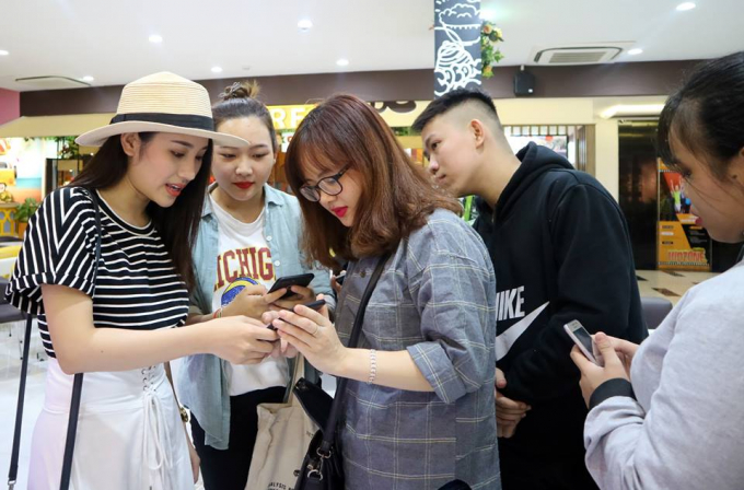 Đ&acirc;y l&agrave; m&oacute;n qu&agrave; m&agrave; Tố My d&agrave;nh tặng cho kh&aacute;n giả qu&ecirc; nh&agrave;, c&ugrave;ng d&agrave;n kh&aacute;ch mời hạng A cho liveshow lần n&agrave;y.