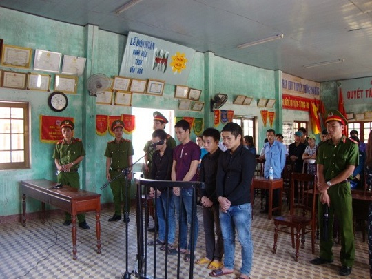 Nh&oacute;m đối tượng cướp giật bị x&eacute;t xử lưu động. Ảnh: VKSST.