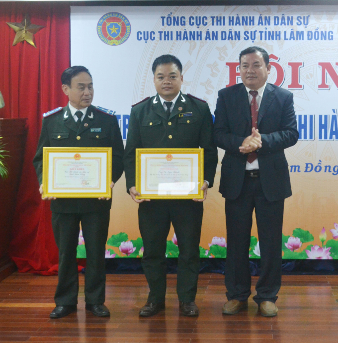 C&aacute;c c&aacute; nh&acirc;n c&oacute; th&agrave;nh t&iacute;ch xuất sắc được nhận bằng khen.&nbsp;