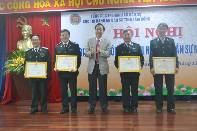 C&aacute;c đơn vị c&oacute; th&agrave;nh t&iacute;ch xuất &nbsp;sắc được nhận bằng khen