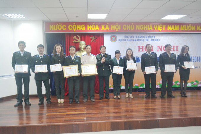 C&aacute; nh&acirc;n của c&aacute;c Chi cục THADS huyện c&oacute; những s&aacute;ng kiến trong thi h&agrave;nh &aacute;n được biểu dương.