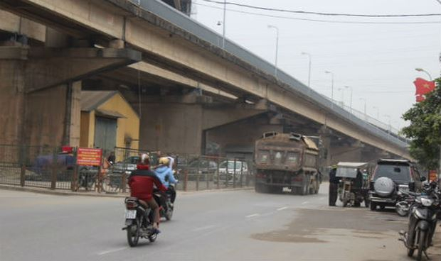 Gầm cầu thăng long đoạn qua địa phận phường Đ&ocirc;ng Ngạc bị lấn chiếm th&agrave;nh điểm tr&ocirc;ng giữ xe.