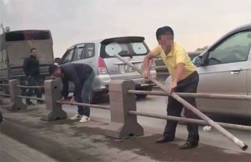 H&igrave;nh ảnh ghi lại việc mốt đối tượng ngang nhi&ecirc;n th&aacute;o lan can cầu Thanh Tr&igrave;.