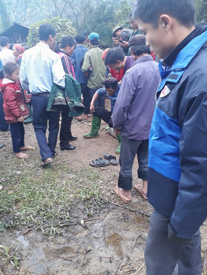 Nhiều người c&oacute; mặt tại hiện trường nơi xảy ra vụ việc.