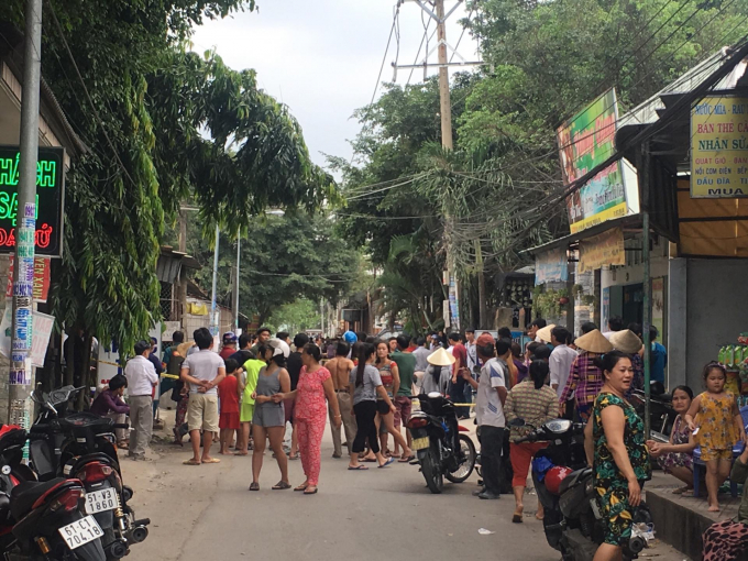 Khu vực ph&aacute;t hiện sự việc được bảo vệ nghi&ecirc;m ngặt. Rất đ&ocirc;ng người d&acirc;n k&eacute;o tới theo d&otilde;i.