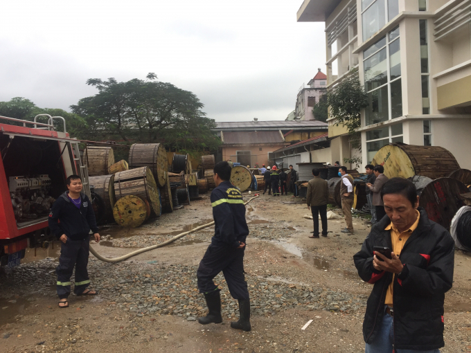 Lực lượng chức năng đang tiếp cận đ&aacute;m ch&aacute;y.