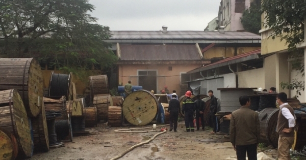 Huế: Cháy kho có chứa bình ắc quy, nhiều người hốt hoảng