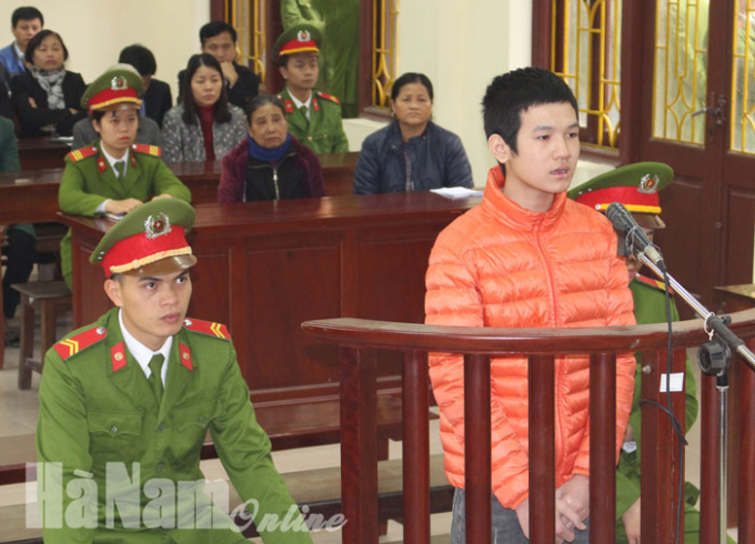 Bị c&aacute;o H&agrave; Nam Lượng tại phi&ecirc;n t&ograve;a. (Ảnh: b&aacute;o H&agrave; Nam)