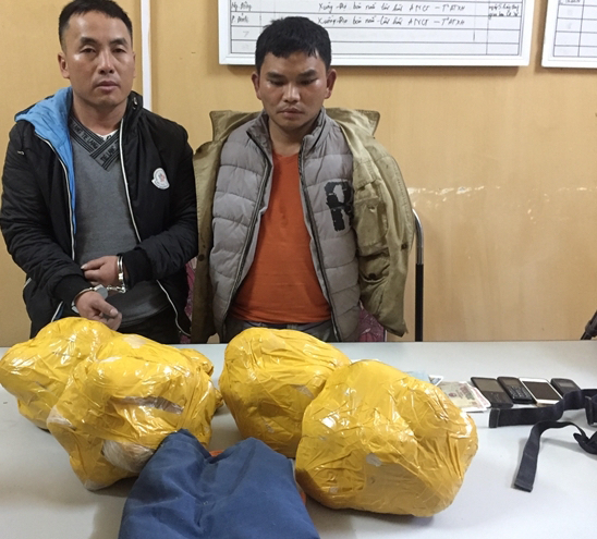 Hai đối tượng c&ugrave;ng tang vật tại cơ quan c&ocirc;ng an.