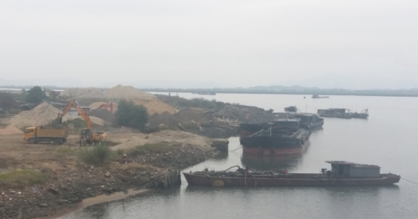 Quảng Ninh: Hàng nghìn mét vuông đất ven sông biến thành bãi tập kết cát trái phép